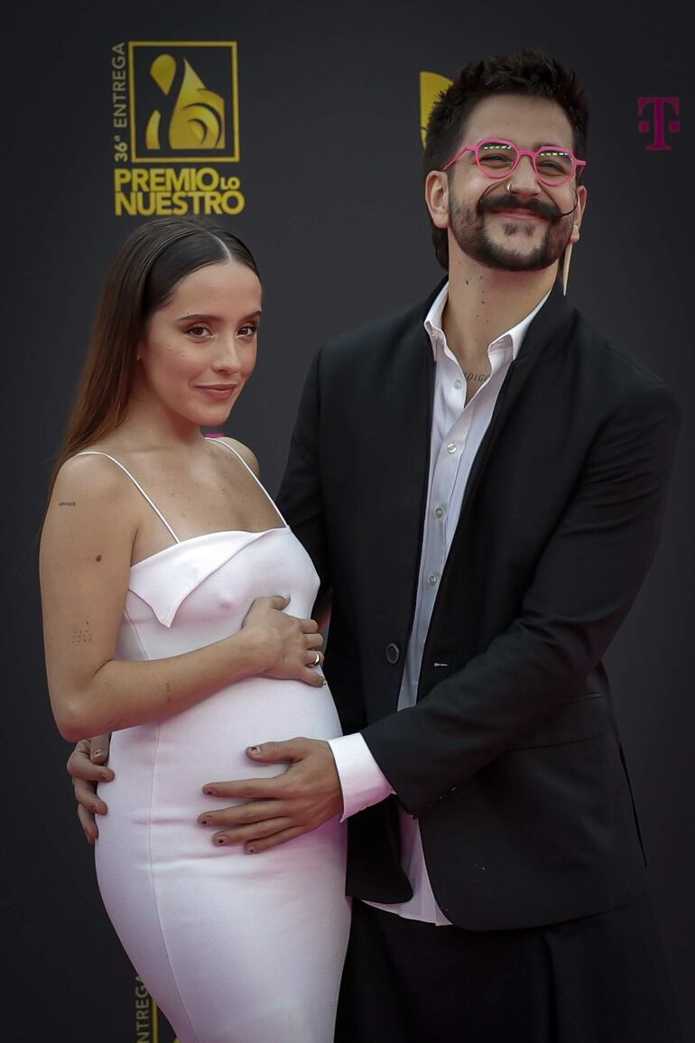 Camilo y Evaluna llegaron juntitos a la 36 edición del Premio Lo Nuestro de la música latina en Miami, Florida (EEUU). Ya se nota la incipiente pancita donde crece Amaranto, el segundo hijo de la pareja. 
(EFE/Eva Marie Uzcátegui)
