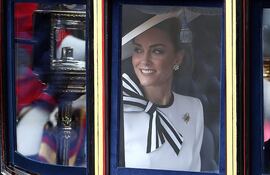 Kate Middleton, princesa de Gales, sonríe desde la carroza en la que asistirá al desfile.