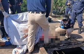 Ambiente tenso con un joven vestido casualmente, reflejando tristeza y confusión ante el suceso.