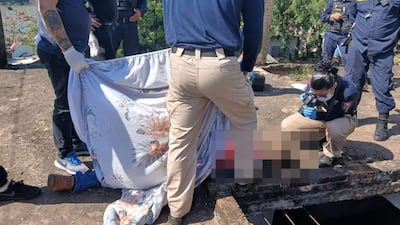 Ambiente tenso con un joven vestido casualmente, reflejando tristeza y confusión ante el suceso.