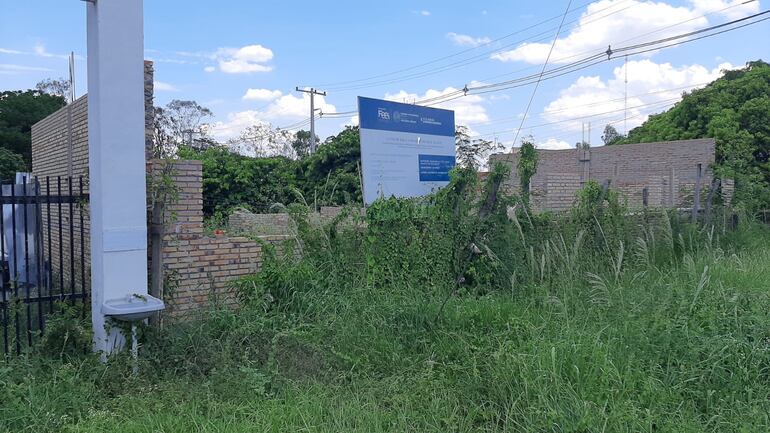En la escuela San Pedro Apóstol también quedan obras inconcusas y abandonadas