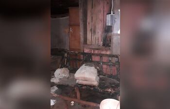 El sofá de la casa quedó prácticamente hecha cenizas tras el incendio intencional.