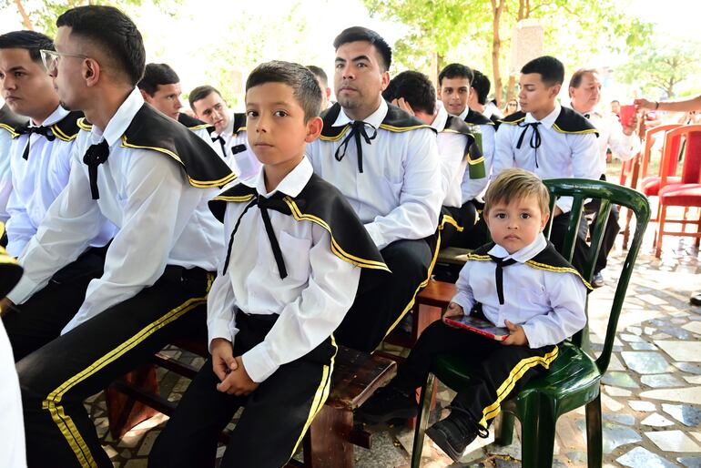 Desde muy pequeños ya visten el atuendo y acompañan a sus padres. El pequeño Lucca Ruiz, de tan solo 10 meses, es hijo de Lucas Ramiro Ruiz quien es estacionero también.