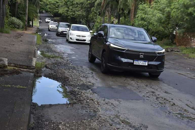 Augusto Roa Bastos y Nuestra Señora del Carmen, zona de obras del desagüe pluvial de Santo Domingo. La avenida Roa Bastos está completamente destruida por los raudales.