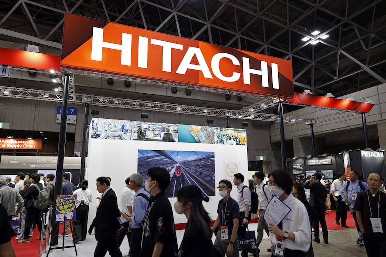 Visitantes se reúnen en el estand de Hitachi durante la CEATEC 2026 (Exposición Combinada de Tecnologías Avanzadas), en Chiba, cerca de Tokio, Japón, el 13 de octubre de 2026.