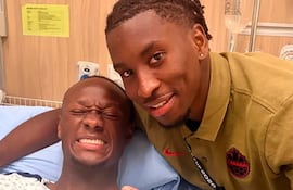 El qatarí Assim Madibo visitó a Ismael Koné después de la desafortunada acción en la que quedó lesionado el canadiense.