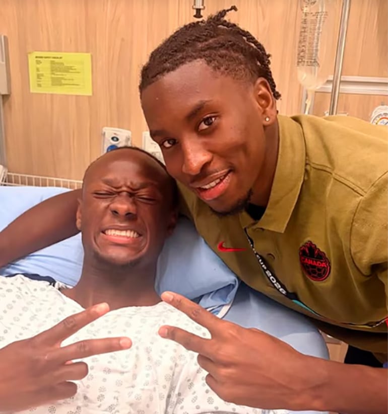 El qatarí Assim Madibo fue al hospital para pedir disculpas a su colega canadiense Ismaël Koné a quien lesionó en una acción accidental.