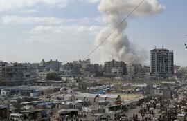 CIUDAD DE GAZA, 16/09/2025.- Columnas de humo se elevan de edificios de la ciudad de Gaza durante los ataques del ejército israelí, este martes.