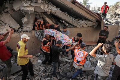 Rescatistas sacan un cuerpo de entre los escombros de un edificio destruido, el miércoles en Jan Yunis, en el sur de la Franja de Gaza.