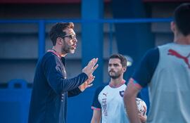 El uruguayo Jorge Bava, entrenador de Cerro Porteño, durante la primera movilización al frente del plantel en el estadio La Nueva Olla, en Asunción, Paraguay.