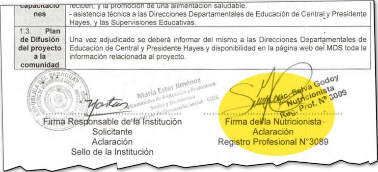 La viceminsitra María Ester Jiménez y la nutricionista Selva Godoy, además funcionaria de Desarrollo Social, firman las planillas.
