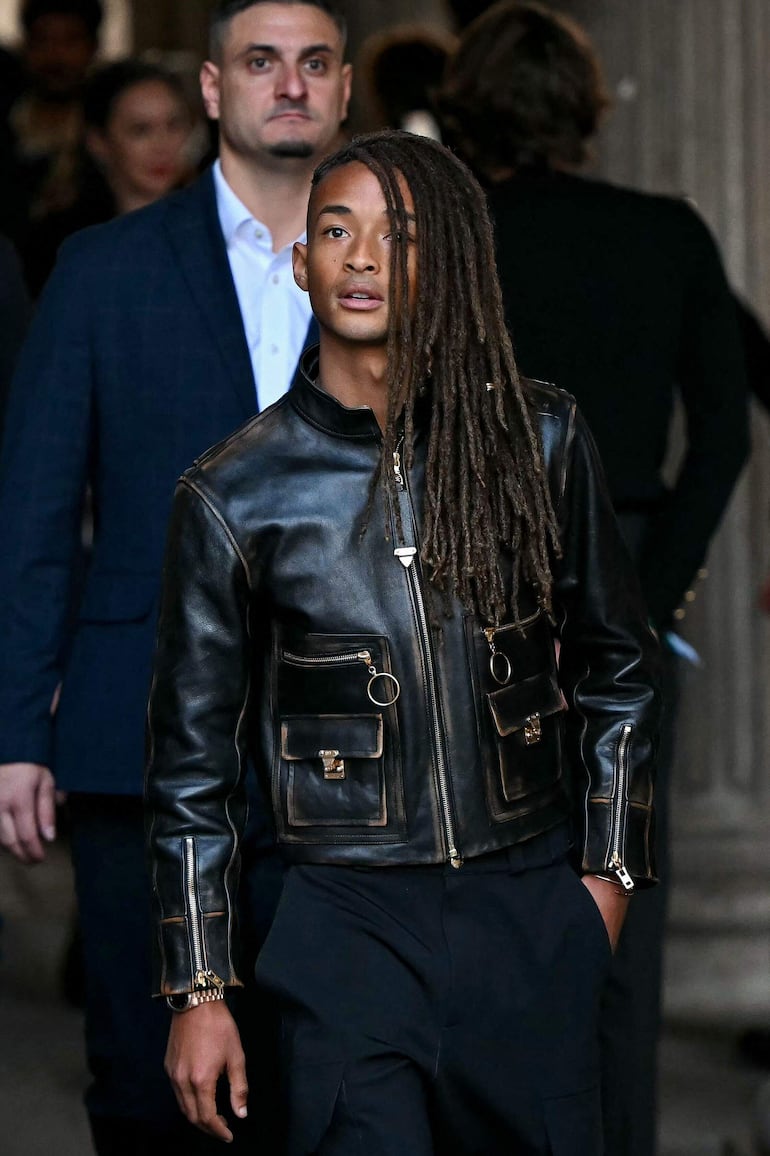 El actor y cantante estadounidense Jaden Smith no se perdió la presentación de la colección femenina Primavera/Verano 2027 de Louis Vuitton en la capital francesa. (LOU BENOIST / AFP)