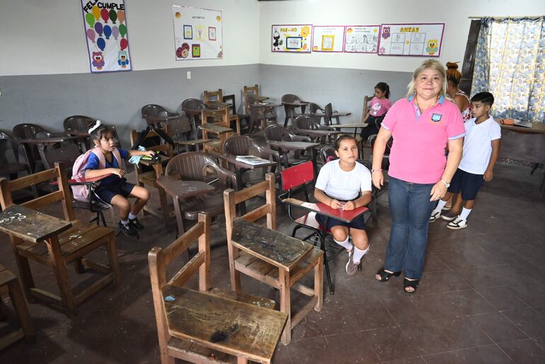 Una sala de clases con muebles en precarias condiciones en la escuela Fray Bartolomé de las Casas, de Zeballos Cue.