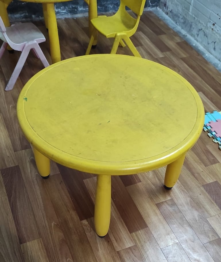 Dos mesitas iguales a esta fueron hurtadas del Centro Educativo San Cristobal, de la ciudad de Luque.