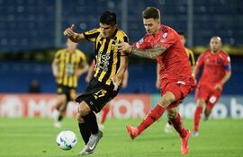 El goleador de Guaraní, Richar Torales, intenta avanzar ante la marca de Franco Calderón.
