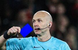 Anthony Taylor, árbitro de Inglaterra, donde comenzarán a introducir la tarjeta azul en el fútbol.