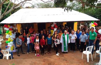 Esta es la nueva casa construida por los vecinos para la señora Rosa Troche (Rosita) del barrio San Antonio de Santaní.
