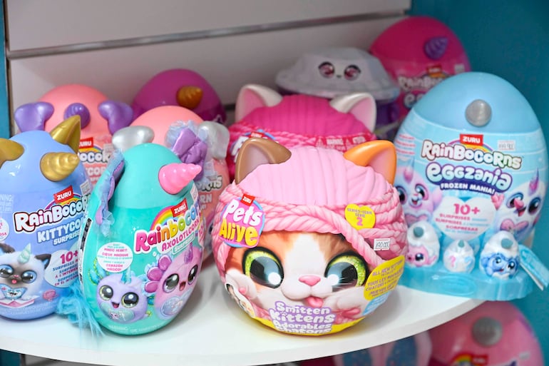 Estantería con juguetes ZURU, incluyendo 'Rainbowcorns' y 'Pets Alive', sin personas visibles.