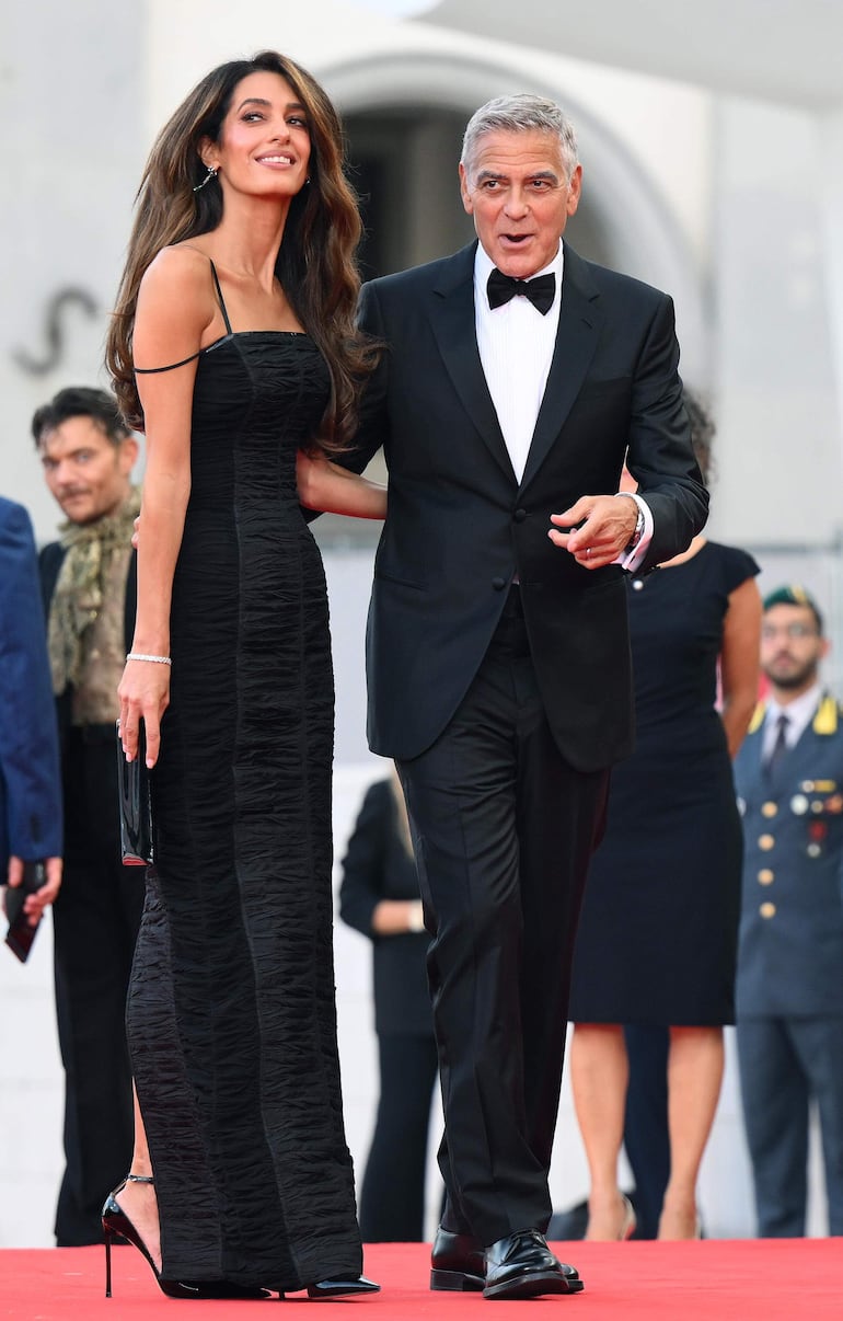 ¡Bella parejita! George Clooney y Amal Alamuddin siempre juntos y enamorados. (EFE/EPA/ETTORE FERRARI)