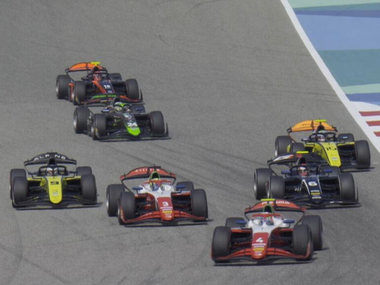 El PHM AIX Racing (24) del piloto paraguayo Joshua Duerksen en la primera carrera de la temporada 2024 de la Fórmula 2 de la FIA.