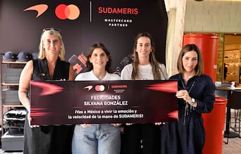 Representantes de Sudameris y Mastercard entregan premio a ganadoras.
