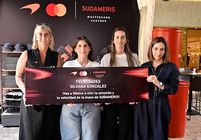 Representantes de Sudameris y Mastercard entregan premio a ganadoras.