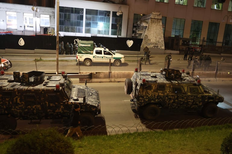 La Policía y las Fuerzas Armadas de Bolivia iniciaron este sábado una operación conjunta para despejar las principales carreteras que permanecen bloqueadas en la zona andina desde hace once días por sectores campesinos de La Paz que exigen la renuncia del presidente Rodrigo Paz. 