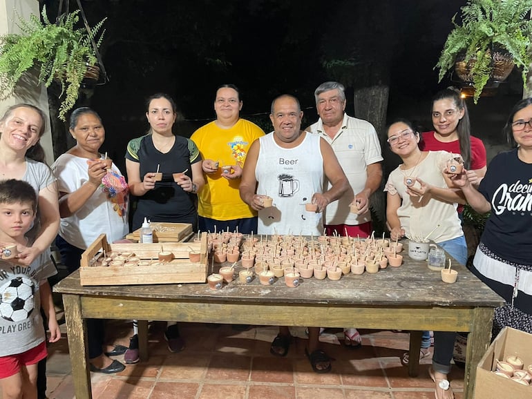 Un equipo de más de 20 personas colaboraron en la elaboración de mil candelas que serán colocadas en las calles para la procesión de la Virgen de la Candelaria.
