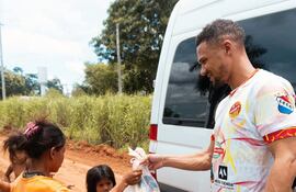 Kieran James Ricardo Gibbs, ex-futbolista profesional inglés con la camiseta de Horqueta entregando víveres a familias de escasos recursos, en su estadía en Paraguay.