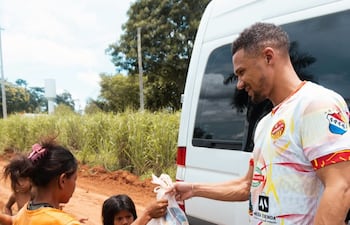 Kieran James Ricardo Gibbs, ex-futbolista profesional inglés con la camiseta de Horqueta entregando víveres a familias de escasos recursos, en su estadía en Paraguay.