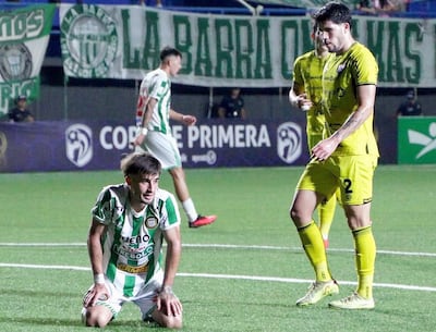Sergio Fretes, atacante de Rubio Ñu, lamenta una clara ocasión de gol desperdiciada contra Recoleta FC.