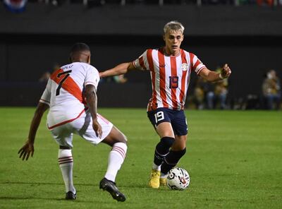 Ramón Sosa (d), jugador de la selección paraguaya, domina el balón en el partido contra Perú por la primera fecha de las Eliminatorias Sudamericanas al Mundial 2026 en el estadio Antonio Aranda Encina, en Ciudad del Este.