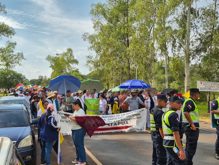 Manifestantes cierran ruta PY01 en Coronel Bogado.