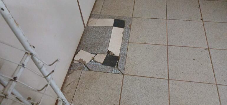 Piso en mal estado en varios sectores de la Fiscalía. 