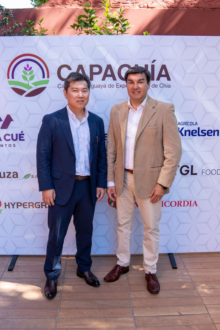 Shoichi Takahashi, presidente de Capachía y Ramón Fariña, vicepresidente del gremio.