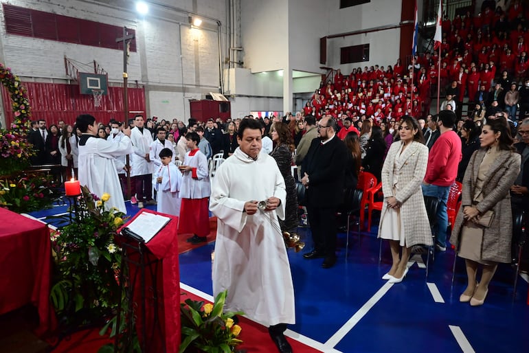 La comunidad del Colegio María Auxiliadora se reunió para celebrar la procesión de María Auxiliadora.