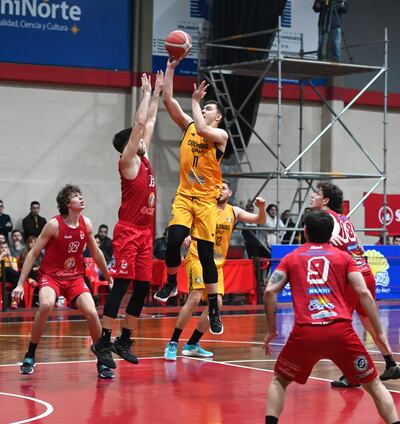Nicolás Tischler con “la flotadora” en medio del ramilleta de “rojos”. Colonias guapeó al final y le ganó a FPC.