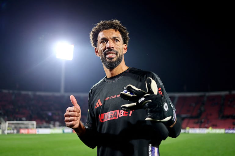 El arquero caboverdiano de Colo Colo, Vozinha, saluda a los hinchas al abandonar el campo de juego tras el partido de fútbol de la Copa Chile entre Colo Colo y Unión Española en el Estadio Nacional de Santiago.