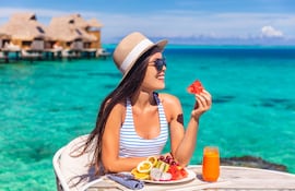 Mujer desayunando en Bora Bora.