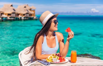 Mujer desayunando en Bora Bora.