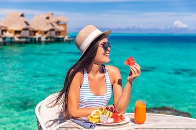 Mujer desayunando en Bora Bora.
