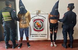 Aprehenden a pareja con machete y cuchillo tras amenaza y robo en Lambaré