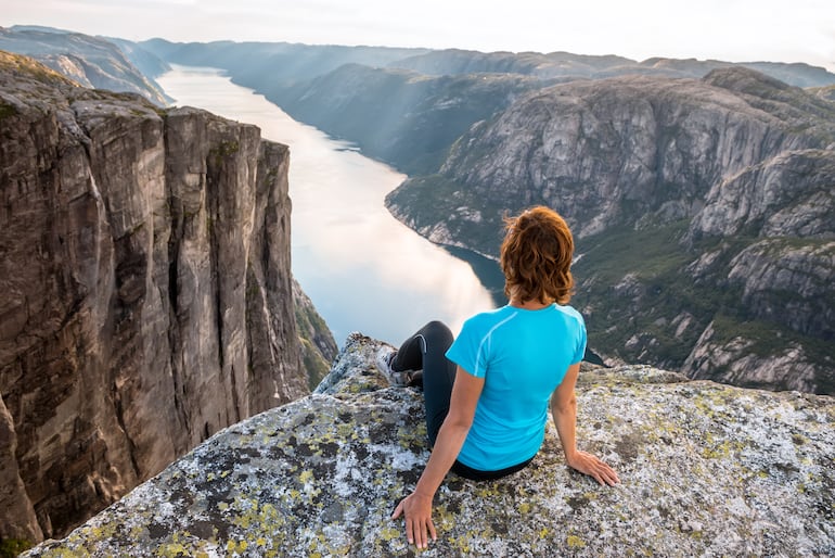 Turista posa en Kjeragbolten, Noruega.