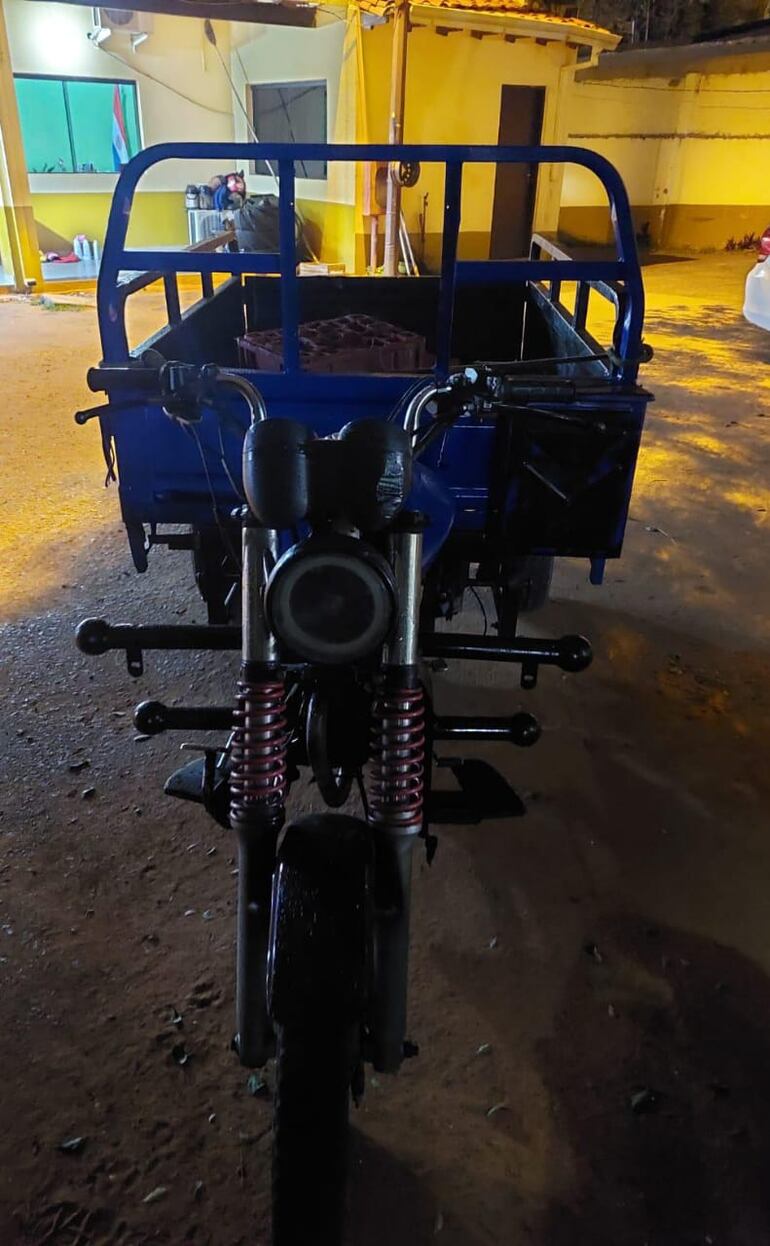 Motocarro utilizado por los detenidos.