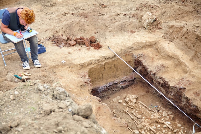 Arqueólogo trabaja en un sitio de excavación.