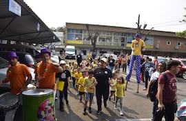 Estudiantes realizan un tour en la "Ciudad de los Niños" para celebrar su día en el Colegio Experimental Paraguay Brasil (CEPB).
