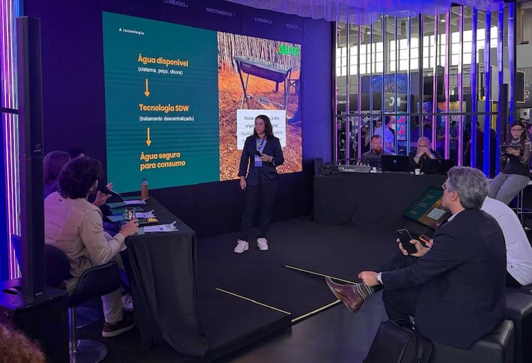 Anna Luísa Beserra, CEO de SDW For All, exponiendo ante un jurado calificador en el Startup Summit 2026.