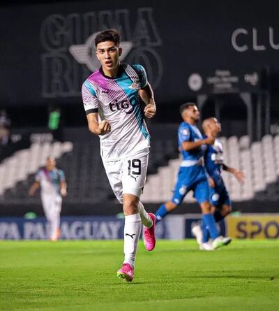 El joven volante Rubén Lezcano Portillo (19 años), festeja el segundo tanto gumarelo. (Foto: Libertad)