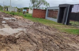 El estado en que se encuentra la calle genera dificultad a quienes transitan por la mismas.