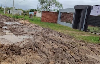 El estado en que se encuentra la calle genera dificultad a quienes transitan por la mismas.